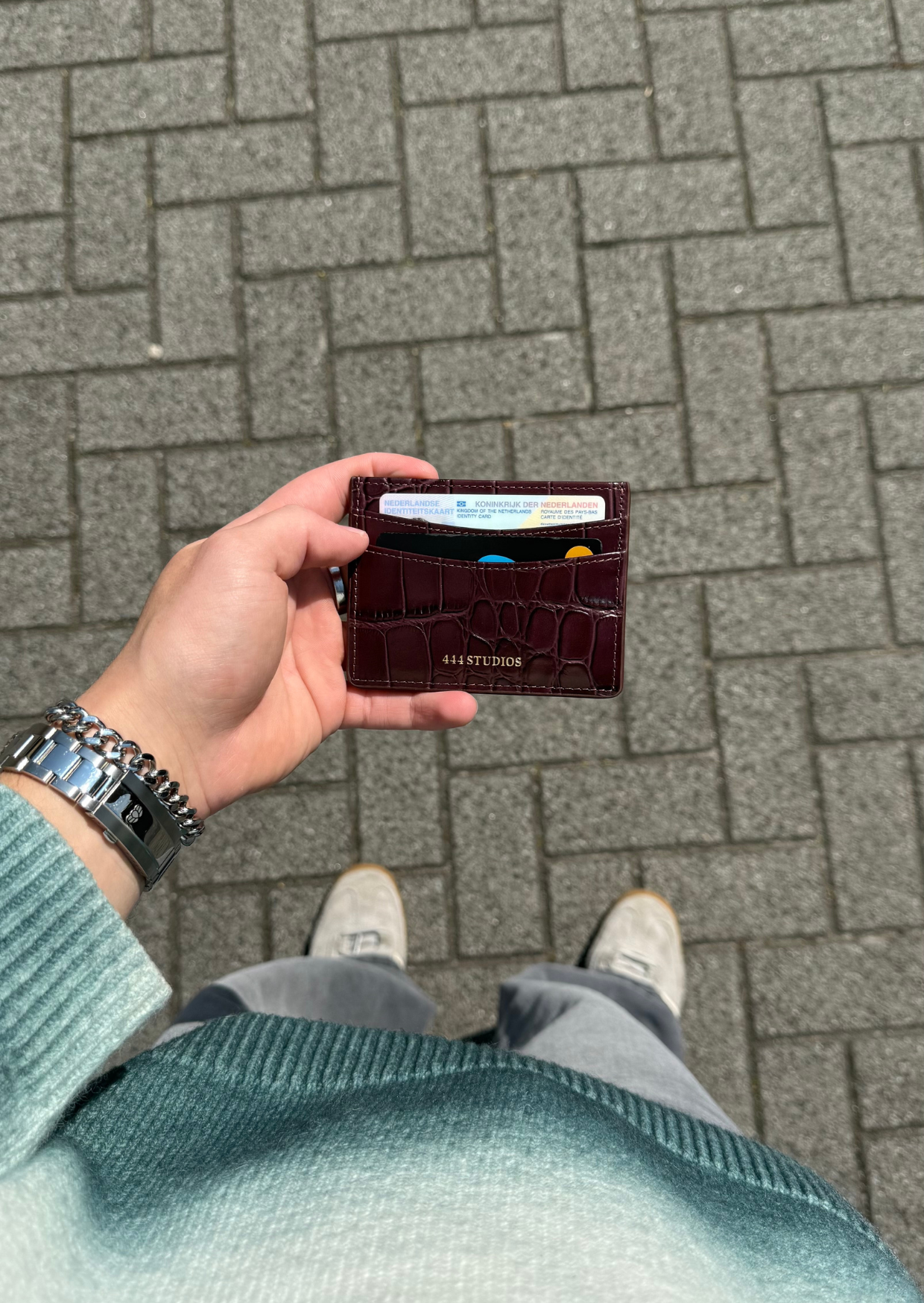 Card_Holder_-_Syrah_-_Styling